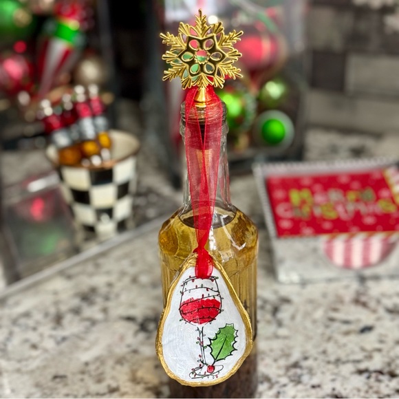 FREE WINE BOTTLE TOPPER with the purchase of an Oyster Shell or Trinket Shell - Picture 3 of 4